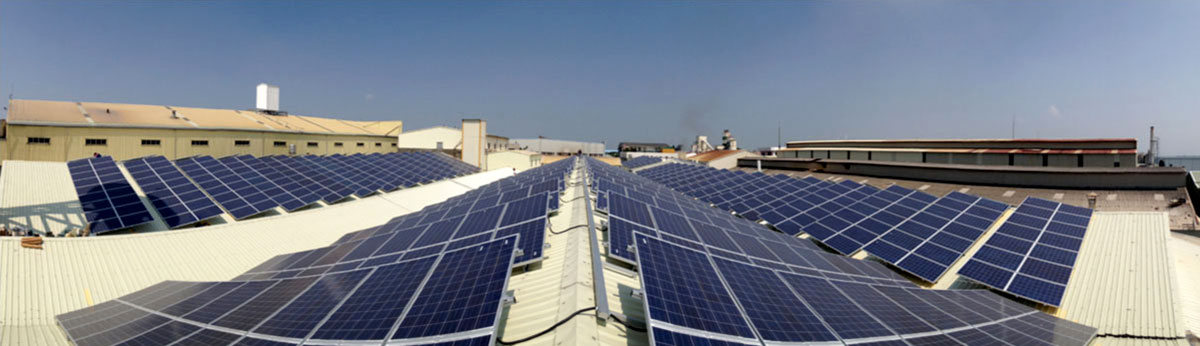 نظام لوحات الطاقة الشمسية المثبتة على السقف.
