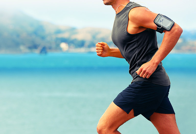 Leichte Lauf- oder Fitness-Sportshorts passen atmungsaktiv.