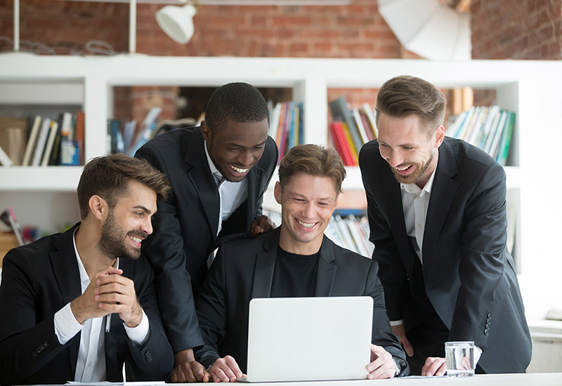 Komfortables Stretchmaterial ist die beste Wahl für Bürokleidung.