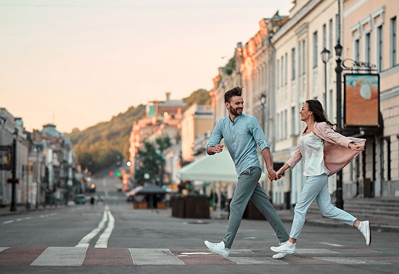 Baumwollähnliche Rohgewebe sind in zwei Richtungen dehnbar, bequem, baumwollähnlich, langlebig und geeignet für Sportbekleidung, Outdoor-Bekleidung, lässige Stadtbekleidung und Lifestyle.