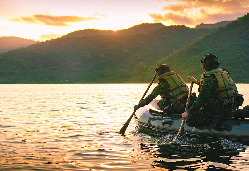 Kain berlapis yang digunakan untuk perahu tahan terhadap bahan kimia dan abrasi.